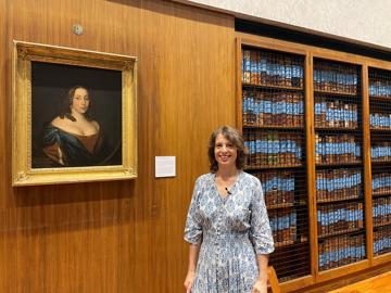 Storyteller Vanessa Woolf in the RCP Dorchester library