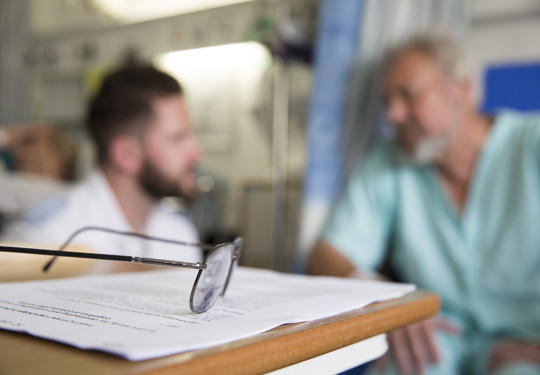 Doctor with patient (1)