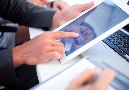 Person using tablet (1)